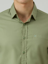 Men's Green Solid Slim Fit Shirts